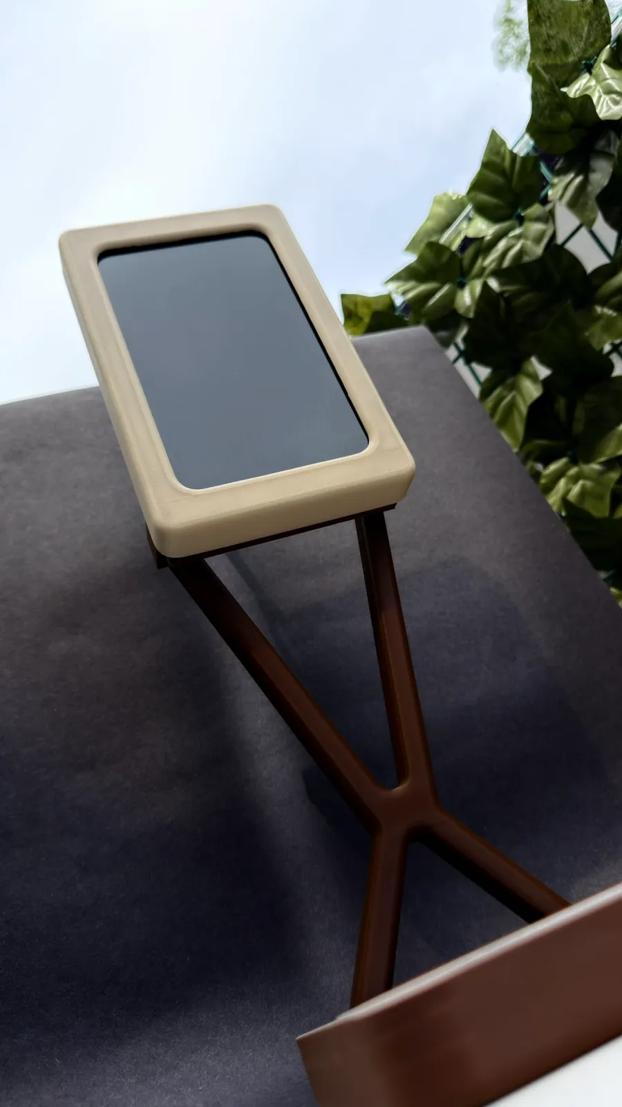 Side view of the screen frame and X stand