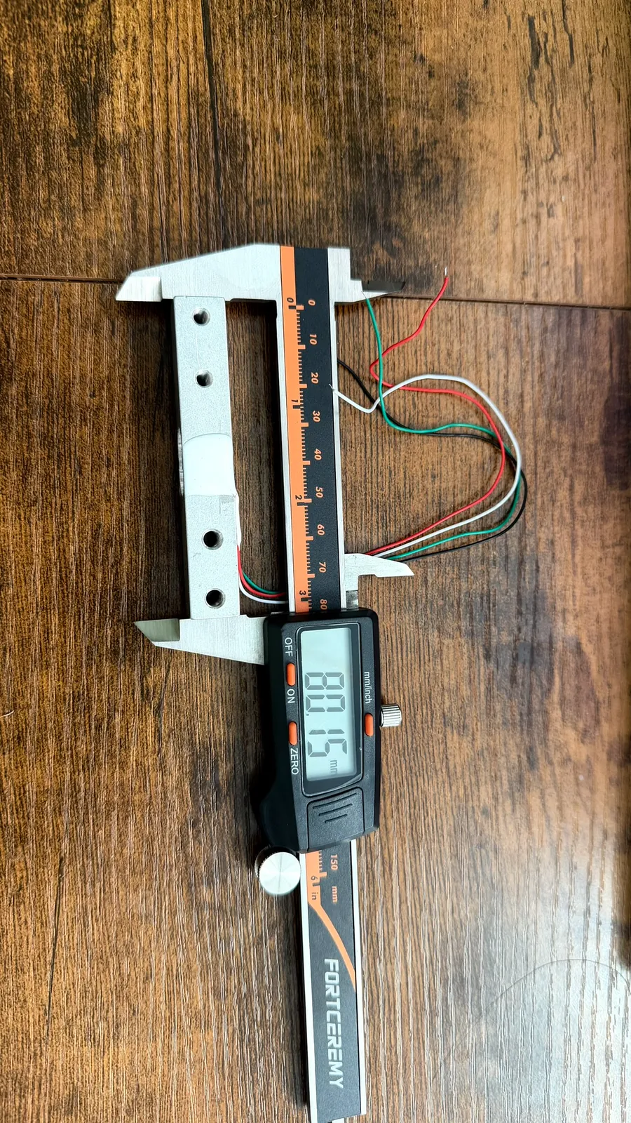 Measuring the load cell with a digital vernier calliper